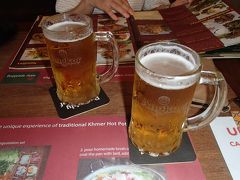 ちょっと早めですが、夕食を摂ることに。
ビール50セントの女の子の日本語の呼び込みに負けて入店
