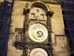 天文時計は照明に映えて夜も美しい。
昼間と同じように天文時計の前は人で溢れていました。現在22時45分なのに天文時計前や旧市街広場は大変な人出でした。