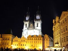 旧市街広場はプラハ市民と観光客で溢れていました。先ほどのチアチームの他にも欧州チア選手権に出場した各国代表チームのメンバーたちがこの中にいるんでしょうね。