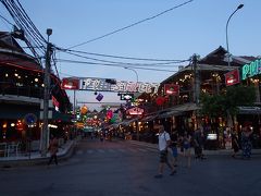 パブストリートの前に戻るとすっかり日が暮れていました。
バブストリートも賑わいだ出しています。
