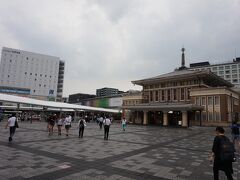 線路の向こう側から、奈良駅の後ろにホテルがあります。
