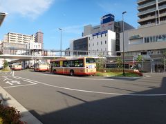 7月24日　これから向かうパン屋さんは、6月にも行った『こびとぱん』。前回は魚住駅から歩いたのですが、遠回りしたことに気が付かず往復して、とても遠かったです。

6月に『こびとぱん』に行った際の旅行記はこちら
https://4travel.jp/travelogue/11506143

バスで近くまで行けることを発見したので再訪することにしました。
どうやら、明石駅から土山駅行きの神姫バスがこびとぱんの近くを通るようです。JR明石駅の改札前にバスの案内モニターがあるので、乗り場を確認。11番乗り場です。
まずは明石駅を海側に出て、左側へ。2番と1番のバス乗り場を通り過ぎて・・・