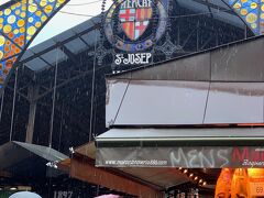 ここからは、空港に向かう時間を逆算しながらのランチ。
雨でもがっつり大混雑のボケリア…ですが、並んでまで食べたいものはなし。パス。
