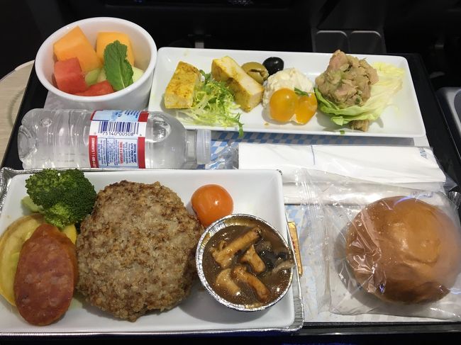 機内食はハンバーグです。
