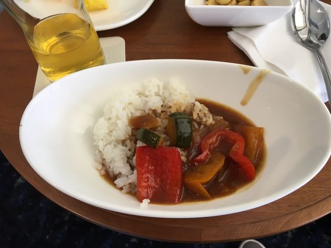 野菜カレーを食べました、他には生姜焼きなどがありました。