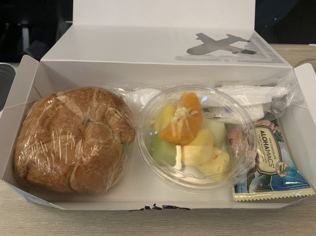 中身はテリヤキチキン サンド、結構美味しかった。