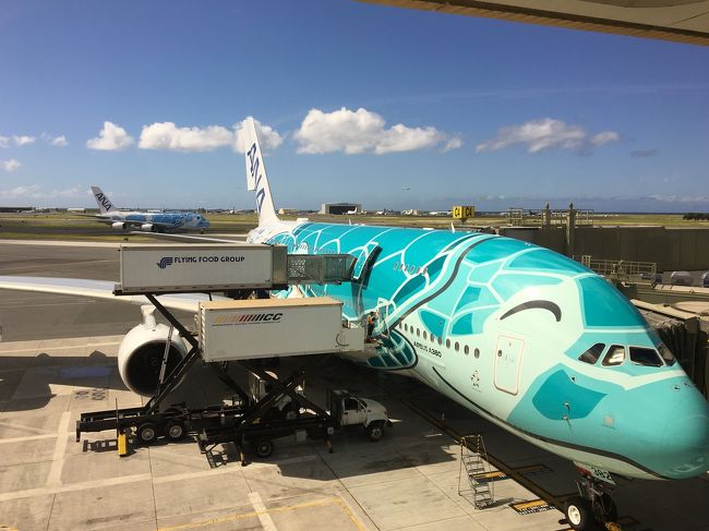 早めに空港に到着しチェックインを済ませてラウンジへ。ラウンジの目の前にA380が駐機してました。A380は2便出てますが 早く出発する便に乗る時にはラウンジから直接搭乗出来るようです。