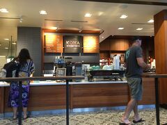 帰国する日の朝食はKONAコーヒー。店内でパンを焼いてます。
