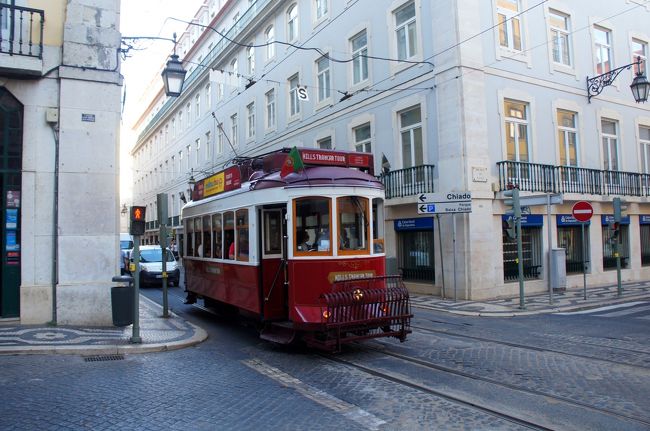 空港からはリスボン市街へのシャトルバスを利用することにしていたが、バス停にたくさんの人が並んでいるうえに、バスが時間通りに来ない。待っているうちに飛行機酔いも収まってきた。あのままバスになど乗ったらどうなっていたことか。いや良かった。などと内心思っていたのも最初のうちだけだった。待てども待てどもバスが来ない。結局、40分くらいたってやっと来たバスに乗ったが、そのあと市街に入るのにも渋滞に巻き込まれてかなりの時間を消費してしまい、予定よりもずっと遅い時間に市街に到着した。<br />しかし、降りてすぐにトラムと出会ってテンションがあがった。なんかロマンなんだよなあ。