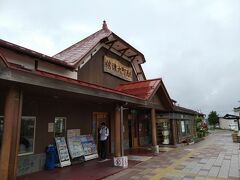 信濃大町駅到着
都会的な駅もいいけど、こじんまりした駅のほうが
風情があります。