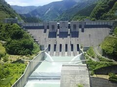 長島ダム、発電をしない多目的ダムだそうです。吊り橋があり、放水している時は水しぶきを浴びながら渡れるとか。