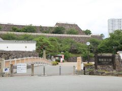 「舞鶴城公園」という公園になっている甲府城跡。
出入口はいくつかあるのですが、車が停めやすい南側の遊亀橋側から向かいました。
ちなみに、付帯駐車場は無いので周辺のコインパーキングなどを利用することになります。