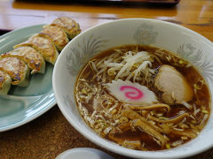 そんな時、手作り餃子の文字が目に付いた。
ラーメン屋だったが、餃子は好物なので、そこに入ることにした。
注文したのは、ラーメンと餃子。
出て来たそれらは、まさにラーメンと餃子そのもの。
特徴的は無いが、個人的には飾り気のないごく普通の方が嬉しい。
味わいも優しく、美味しくいただいだ。
これで餃子がもう少し美味しければよかったのだが。