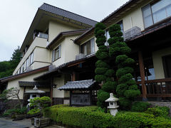 その宿『強羅花扇　早雲閣』は、駅から歩いてすぐの場所にあった。
落ち着いた佇まいの外観が好印象だ。
宿の方が、駅と宿の間くらいまで出迎えてくれた。