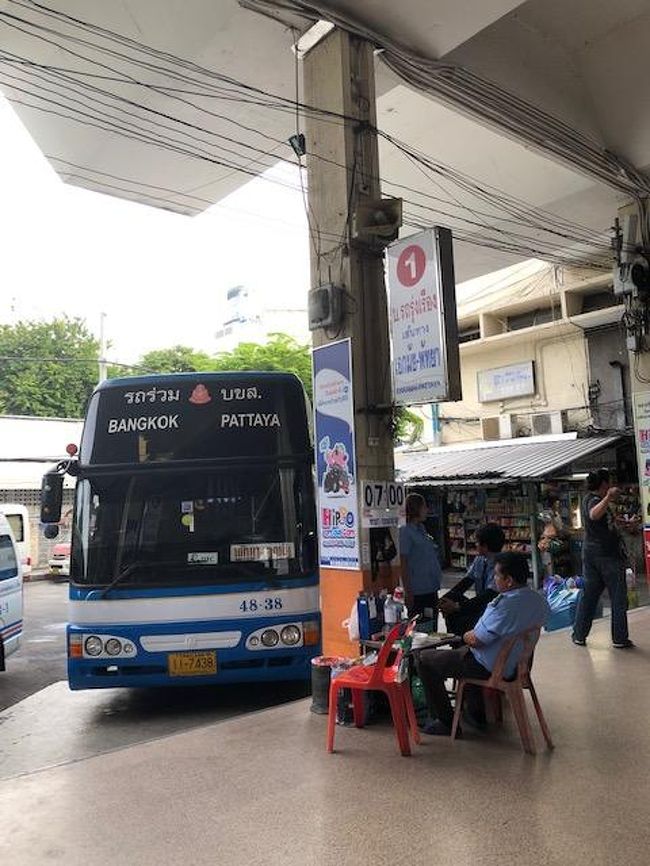 バンコク正味1日で次の日からはパタヤに移動。<br />早起きしてエカマイバスステーションから119バーツのバスに。<br />400円で座席指定で海に行けちゃうタイ。最高。<br /><br />朝7時発に乗りました。<br />車内は8名のみ・・。<br /><br />楽楽モードで9時20分にパタヤノースバスターミナルに到着。<br />以前はここから乗合ソンテウで各ホテルに行きました。<br /><br />が乗客が少ないのか発車する気配なし。<br />WAIT10ミニットと言われるも乗客が増える気配なし。<br /><br />バイタクも60バーツと吹っかけてきます。<br />そこで一度バスターミナル敷地内を出ました。<br /><br />すぐにバイタク乗場あり。<br />ここだと40バーツの正規価格。<br />手持スーツケースはドライバーさんが抱えてくれました。<br /><br />予約ホテルまで爆走。<br /><br />