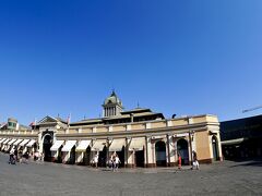 【中央市場：Mercado Central】

チリのガイドと電話で連絡がつき、飛行機の変更を伝えておいたので、飛行場まで出迎えが来てくれて、メルカードで皆と落ち合うことができました。