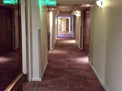 【Hotel Torre Mayor Lyon】

このレベルのホテルは、廊下が暗い、壁が薄汚れている、絨毯が色あせている等、老朽しているとかが、まず気になります...