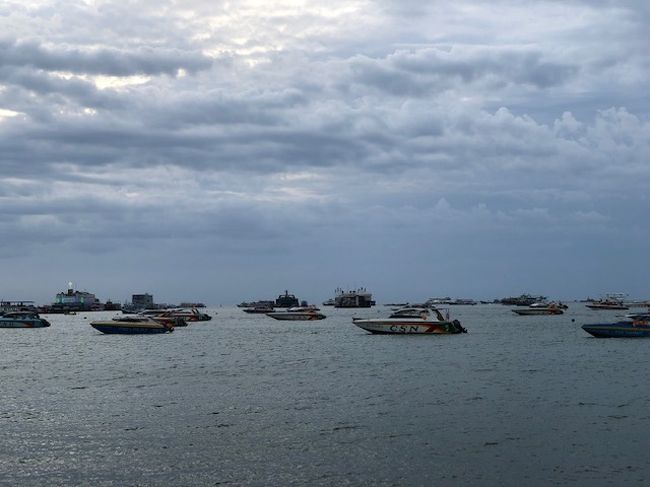 夕方になり雲が増えてきました。<br />10バーツソンテウでセントラルパタヤに。<br /><br />パタヤビーチの砂浜が拡張されたのを確認に行きました。<br />確かに～。ビーチが広々しています。ゴミも減りました。