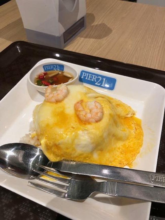夕食はターミナル21パタヤにもＰＩＥＲ21のフードコートが。<br /><br />フードコート規模・種類はアソークの勝ち。<br /><br />このフワフワシーフードオムレツなるメニュー。<br />35バーツなのに美味じゃ～。<br />アソークにはないかと・・。