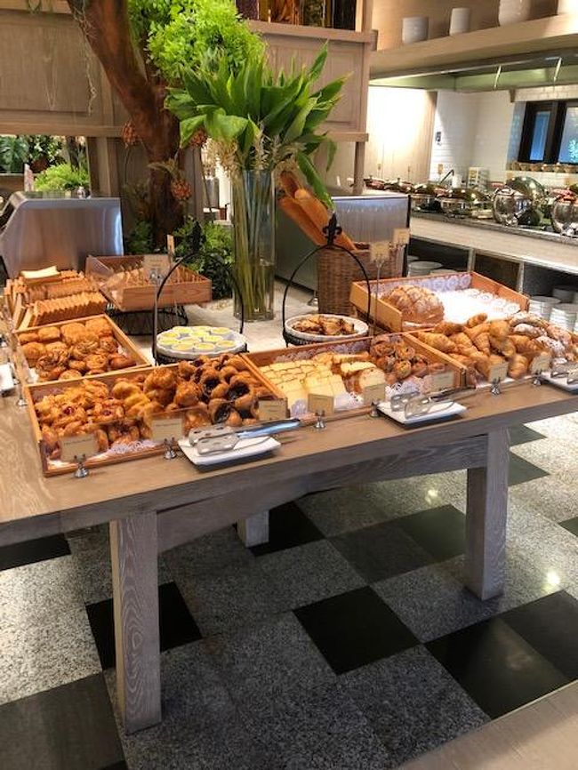 翌朝はWOODLAND　RESORTでの朝食を。<br />わかりました。ここが評価が高い理由が・・。<br /><br />ここの朝食・・。お見事。<br />ペイストリーは焼立て。<br />バンコクのルブア並に美味。