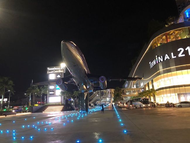 夜のターミナル21。<br />機内がちゃんと点灯されています。<br />滑走路にも・・赤・青・緑のLEDが・・。<br /><br />ここまでの凝り様。流石でございます。<br />