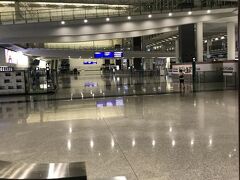 香港国際空港。
早朝すぎて人がいません。眠いしどこか休めるとこないかな・・・。