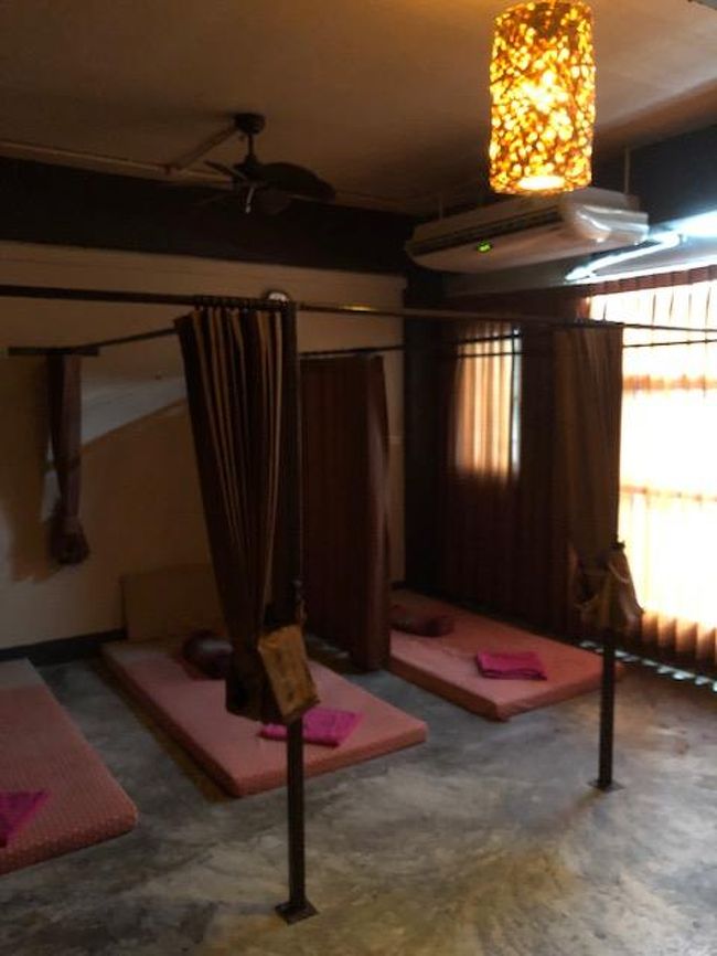 この日は雲も多くパタヤを早々に離れ再びバンコクに。<br />10：30発のバスに乗車。満席でした。<br /><br />12：30にBTSオンヌットBIGC前で下車。<br />オンヌットは私の行きつけのマッサージ街であります。<br /><br />帰国前は必ず2時間のタイマッサージ。<br />豪華さ清潔感はあまりありませんが・・。<br />1時間200バーツの安さ。<br />ほぼローカルのお客様のみ。腕も確かです。<br />今回もアンヨがカモシカの様に軽くなりました。<br /><br />ここで5年位毎回同じBGMが流れます。<br />タイ楽器による昴と何故かマッチの夕焼けの歌。<br />それを聞く度にタイに帰ってきた～。<br />もう帰国だ～と切ない気持ちになるのであります。