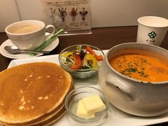 夕方近く、道南方面より、札幌駅に到着。ホテルにチェックインして、駅の地下街をぶらぶらします。
よつば乳業という牛乳の会社が経営している「よつ葉　White　Cosy」というカフェに来ました。
野菜たっぷりのミネストローネとパンケーキのセット。食後にパフェもつけました。