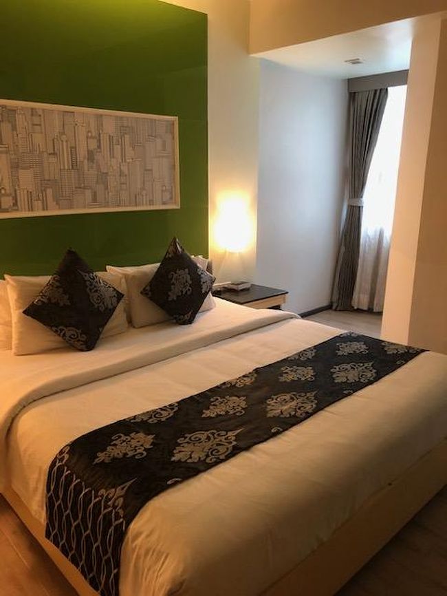 フライト変更で帰りは05：05ドンムアン発。<br />仮眠・休憩用にオンヌットにあるクラシックスクンビットを。<br />余計な出費であります。ここ以前はベストウエスタン系でした。<br />2300円也。お湯はぬるいもこの値段で部屋・WiFiは合格。<br /><br />02：30にホテルチェックアウト。<br /><br />初めてスマホでGRAB TAXIを使ってみました。<br />こんな時間でも沢山のGRAB TAXIが近所に。<br />ドンムアン空港までの表示された料金は348バーツ。<br />え～意外に高い？？<br />普段なら帰りもA1か29番バス。これまた余計な出費。<br /><br />がド深夜だし。交渉するより楽でそのままポッチ。<br />2分後に指定の車番のピンクタクシー到着。<br />★5つのドライバーさんでした。<br />小雨の中、タクシーは爆走。<br /><br />20分でドンムアン空港到着。