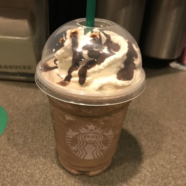 スタバのハワイ限定メニュー。<br />モカ・ココナッツ・フラペチーノ。<br />ココナッツの風味がめっちゃトロピカル。<br />この甘さが疲れた体を癒してくれた。