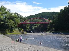 行きに渡った赤い割岩橋が見える。

ちっちゃな旅もこれで終わり。
自分の足と朝食の残りのご飯があれば楽しめる0円旅。
今度はサンダルとシートを持ってこよう。

