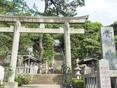 貴船神社

神社の縁起によれば、
今からおよそ1200年ほど前の夏、真鶴岬の笠島（現在の三ツ石）の沖合に、夜ごと不思議な光が現れ、海面を煌々と照らしていました。ある日「平井の翁」という人が磯辺に出て遥か沖を見渡したところ、光を背にした一隻の楼船が波間に浮かび海岸に近づいてくるので、船内を調べてみると、木像十体余りと、「この神をお祀りすれば村の発展がある」と記された書状があったとされます。
その夜、神は翁の夢に現れ、自らが大国主神である事を告げました。そこで翁は村人と力を合わせて社を建て、村の鎮守の神としてお祀りしたのが、現在の貴船神社の起源と伝えられています。
江戸時代まで「貴宮大明神」と呼ばれていましたが、明治元年に貴船神社に改称されました。 