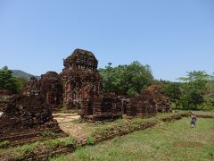 遺跡が現れました。
チャンパ王国（２～17世紀）の聖地です。
ヒンドゥーの神々が祀られていますが、ベトナム戦争時に米軍の誤爆により、かなり破壊されてしまっています・・