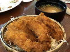 ヘビーなソースかつ丼(笑)




実家に戻り、お茶をいただき少し話して出発です。
その時、義母

「ビールでも買っておけばよかったわね～～」
「うちは誰も飲まないから～～」

わたし「。。。。」
来た来た～北関東特有の毒舌＾＾；

まぁ～そんなやり取りをして・・・
帰り際、見送る両親。

夫は三男で、兄二人とは年が離れているので親は高齢です。
寂しそうに見送る義両親を見て申し訳ないなぁ～と思いました。

私も母親だから気持ちがわかります（＞＜）
親孝行しなくちゃなぁ～ただ高齢なので遠くには行けないのよね～＊

なぜ早く帰ったか？？！！というと（　＾ω＾）・・・

鬼嫁！！こちらにお邪魔して帰りたかったのです＾＾；