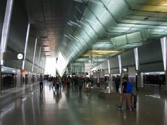 　こちらはMRTチャンギ空港駅です。中央の照明のほどこされた凹部分は、いわゆる歩道橋です。ターミナル３と２をむすんでいます。