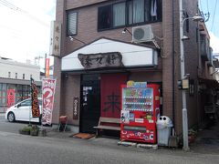 地域のお祭りなのでお店は商売っ気があるところは少なくむしろ臨時休業なんてこともあるので注意。
お昼ごはんは名物の焼きそばを食べにここへ。