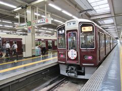 09:45梅田駅では、祇園祭エンブレムの列車を発見！