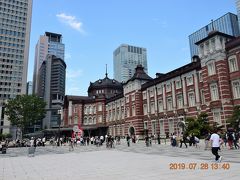 最初にやってきたのは東京駅丸の内広場。

いわゆる皇居側です。

