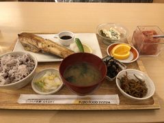 最近オープンして気になっていたさち福やさんへ。
ほっけ定食を注文。右奥の明太子は食べ放題。

前に夫と、明太子食べ放題って言ってもそんなに食べれないでしょ。
と言っていたのですが、わりと美味しくて思ったよりは食べました！

定食のおかずのなかで一番美味しかったかも(笑)

ほっけも大きくてなかなかのボリューム。
ヘルシーランチにするつもりが・・・
味噌汁とご飯もおかわり自由だったのですが、さすがにそれは遠慮しました。
