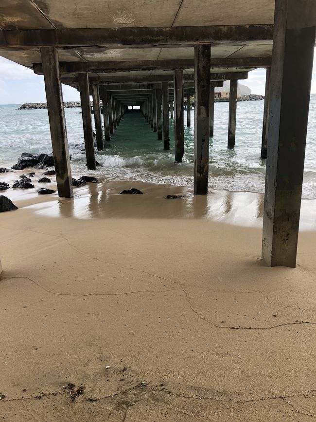 ん？これ！知ってる！！<br />なんか前に、めちゃくちゃインスタ映えするってちょっと話題になったとこだよね！？<br />すごいじゃんなんで知ってたの！？と尋ねると、夫え？何それ？と…。<br />どうやら本当に偶然ここに辿り着いたようです。<br />駐車スペースも3台分くらいしかなくてひっそり静かな場所なのに、夫の嗅覚凄すぎ…！<br />後ほど調べたところ、マカイリサーチピアというらしいです。