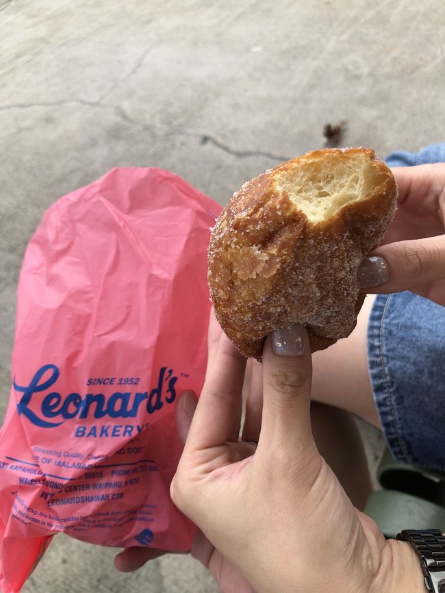 オリジナル味。<br />美味しい。<br /><br />この後、夫にじっくり買い物したいから解散しようと言われ、一人でアウトレットを見て回ることに。<br />でも先ほどのショックを引きずりすぎて、物欲が全然わかない…。<br />結局手ぶらで集合場所に。<br />夫はいっぱい戦利品持ってましたね…。<br /><br />アウトレットを後にして、アラモアナにちょっとだけ寄り道。<br />脇目もふらずにハンドソープとビッグアイランドキャンディーズだけ買って、急いでワイキキに戻り、レンタカーを返しました。<br /><br />なんで急いだかというと、ウルフギャングのハッピーアワー、もしかして空いてるんじゃない？と思ったから。<br />5時過ぎくらいに行ったけど、当然空いてません。空いてるわけないか。