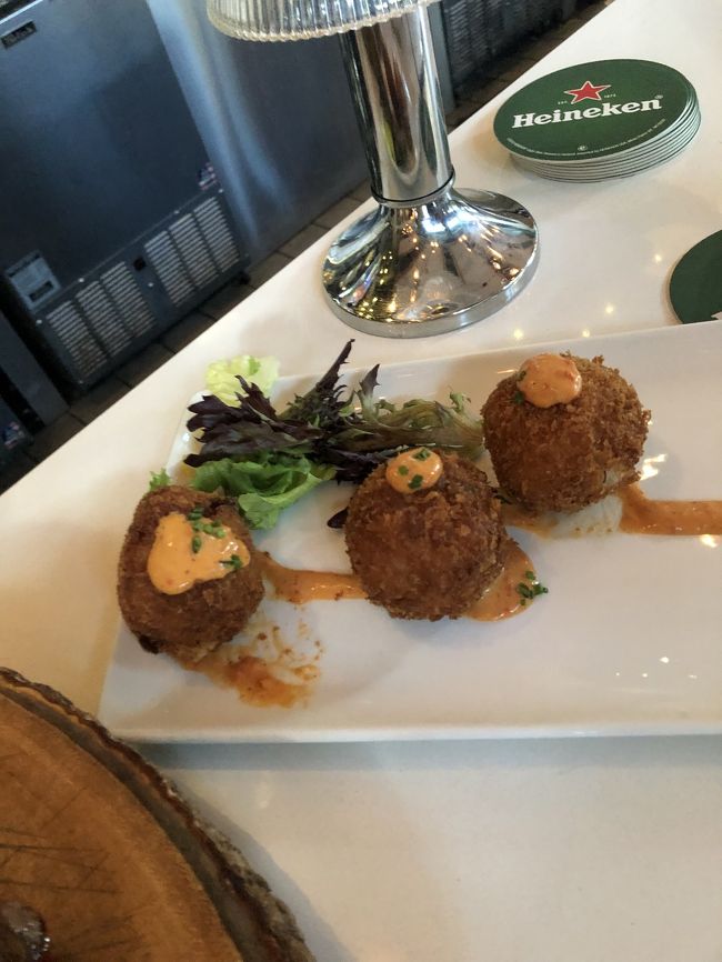 お肉と、このライスコロッケみたいなやつ