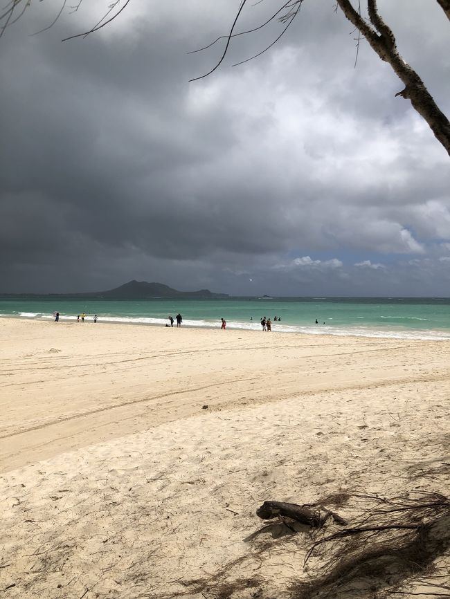 雨が降ってきたけど、せっかくだからビーチに行って見ることに。<br />凄い雲…！