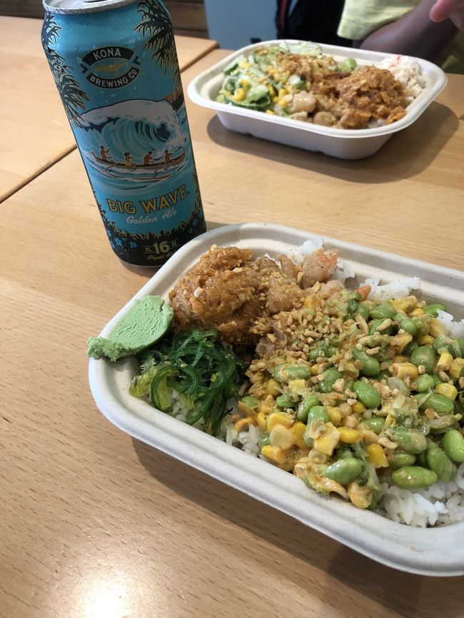 想像してたポケ丼とはまるで違うビジュアルに衝撃を受けました。<br />そして食べてさらに衝撃！すっっっごい美味しい！！！！<br />これ、見た目ポケほとんどないじゃんサラダじゃんと思うかもしれないけど、サラダの方にもすごくしっかり味が付いてるし、ポケも意外とたくさん入ってるし、ビールに合いすぎる味だし、とにかく美味しかった！また食べたい！夫は次の日も、昨日のポケ丼食べたい…と言っていました。<br />でもお店がそんなに混んでなかったし、入れ替わりの激しいワイキキで来年またこの店に来れるかすごく不安…。どうか潰れないで！！