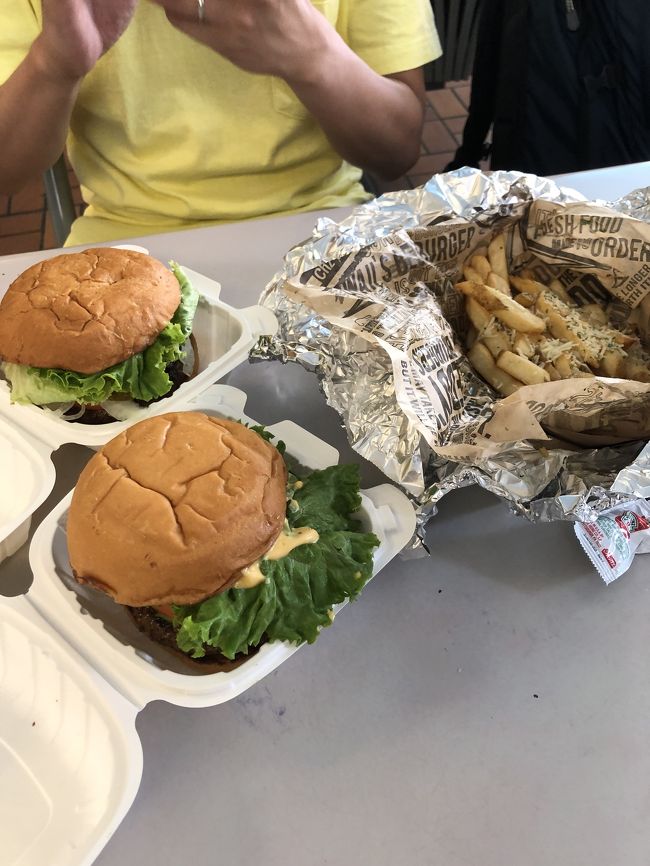 お昼はテディーズビガーバーガー。<br />店内のイートインスペースは改装中！<br />バーガーの名前も前と変わってて、サイズがビガーとかそういうんじゃなく、普通のサイズ表記になってました。<br />もしかして味も変わってるんじゃ…？と不安だったけど、ちゃんといつもの美味しい味で安心しました！<br />バーガーをひとつだけコンボにして、ポテトにガーリックソースをトッピング。<br />私のバーガーはアボカド、夫のはマッシュルームをトッピングしてお会計が27.81ドル。<br />マッシュルーム入りのバーガーめちゃくちゃ美味しかったらしいです！<br /><br />14時ごろホテルに戻ってもう一度チェックインチャレンジするも、まだよ～とのこと。<br />せっかくなのでホスピタリティルームを使わせてもらって水着に着替えました。<br />部屋番号100のカードキーを渡されて、15分まで使えるそうです。<br />部屋は普通の客室。次の人に悪いので、なるべく部屋を乱さないようにして着替えて、急いでキーを返しに行きました。<br />