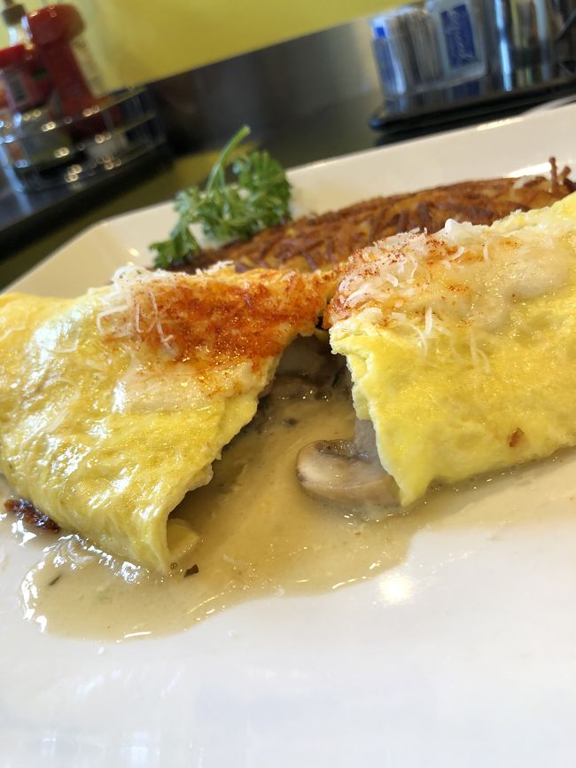 パンケーキが美味しいのはもちろんのこと、このオムレツがとにかく絶品。<br />マッシュルームと大きなエビがゴロゴロ入ってます！<br />あんまりオムレツ美味しいと思ったことなかったけど、ここのは本当に美味しい！<br />本当は、朝ごはん最初はカイルアのオーバーイージーという店に行ってみたかったんです。それがまさかの月曜定休…！<br />でもそのおかげでまたブーキモに来れたので、良かったです。<br /><br />パンケーキとオムレツ、コーヒー2つで50ドルでした。<br />ここはキャッシュオンリーなんで気をつけて！