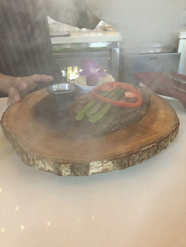 ということで、ウルフギャングは諦めてこちらへ。<br />ファイヤーグリルワイキキ。<br />気になってたお店だけど、口コミがあんまり良くないからどうかな？と思ってたら、意外と良かったです！！<br />このお肉見た目より全然美味しかった！<br />高級店じゃなくて、すごくカジュアルな雰囲気ですね。<br />今回ハッピーアワー以外のメニュー頼んじゃったけど、ハッピーアワーだけで食べて飲んだら相当コスパ良いお店だと思いました。<br />