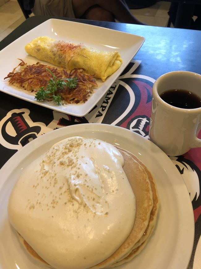 マカダミアナッツのパンケーキと、エビとマッシュルームのオムレツ。