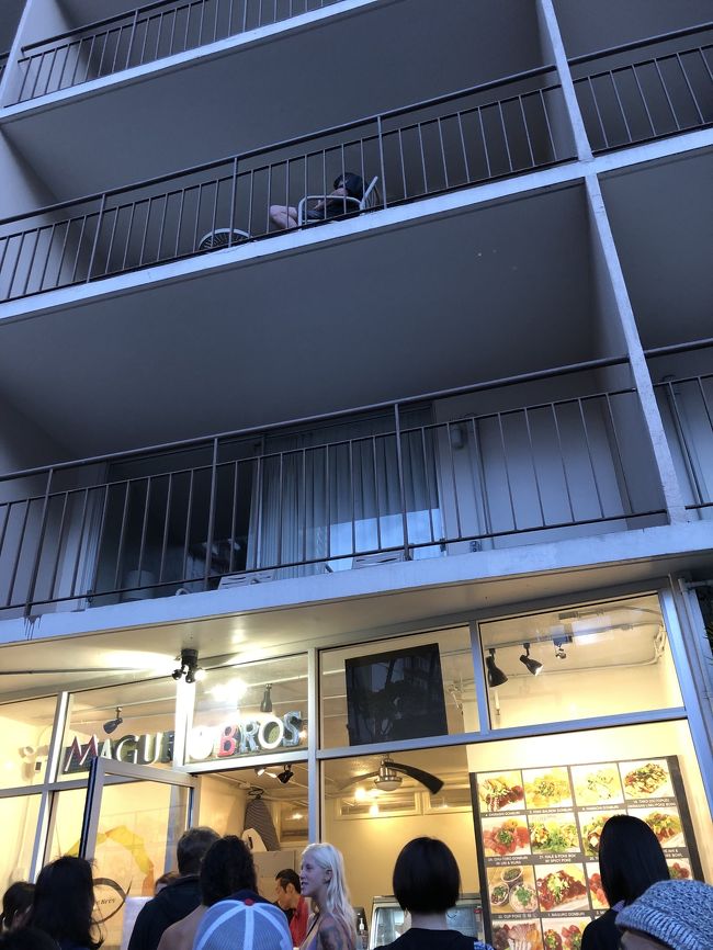 ファイヤーグリルの近くのマグロブラザーズ。<br />どうしても食べてみたかったので、夜食用にひとつ買って帰りました。すごく混んでました。<br /><br />この後はロングスドラッグやホノルルクッキーでばら撒き土産買ったり、買い忘れたものを買ったり…なんだかんだでホテルの部屋に戻ったら22時過ぎてましたね。時間経つの早すぎる…。
