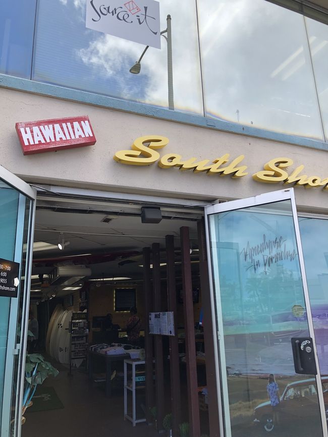 カイルアを後にして、ワード地区にやって来ました。<br />こちらのハワイアンサウスショアというお店で、夫が欲しかったバンクスというブランドのショートパンツを無事ゲット。<br />あと、こちらの日本語が喋れるかわいい店員さんに、このボクサーパンツ流行ってるの知ってますか？とオススメされたのがモスコヴァ？というブランドのパンツ。35ドルくらいなんだけど、なんでも日本で販売した時は1万5千円で売られてたとか！<br />それは超お買い得じゃん！と、あんまり興味無さそうな夫に無理矢理買わせてみることに。<br />帰国後履いてみた夫に聞いたところ、すごく履き心地良くてもっと買ってくれば良かった！だそう…。柄も凄く可愛いです。<br /><br />この後はお昼ご飯を食べる予定！<br />行きたかったスクラッチキッチンアンドミータリー！<br />ところが…店に行って見るとまさかのクローズ…。どうして？グーグルさんは営業中って言ってるのに！定休日でもない！どうして！？<br />独立記念日の連休のあとだからなの？なんでなのー！？<br />泣く泣くお昼を諦め、去年行きそびれたviaジェラートでも食べて元気出すか。とアイス屋さんを探すも……無い。お店が無い。ガーン！<br />公式ホームページにも何も書いてないけど、移転でもしたんですか？泣<br /><br />もうほんと…ついてなさすぎ…。